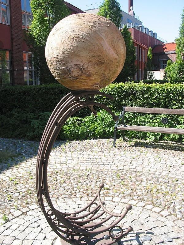 Venus — eine 62 cm große Kugel des Bildhauers Daniel Oberti, im Observatoriemuseum